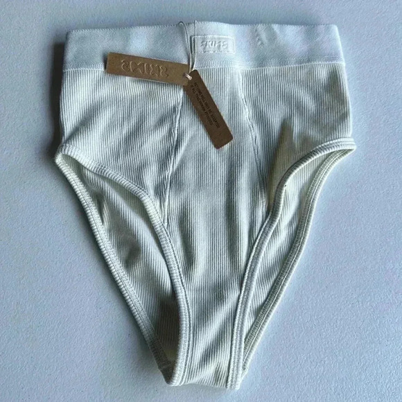 Skims - Picture 2 of 6